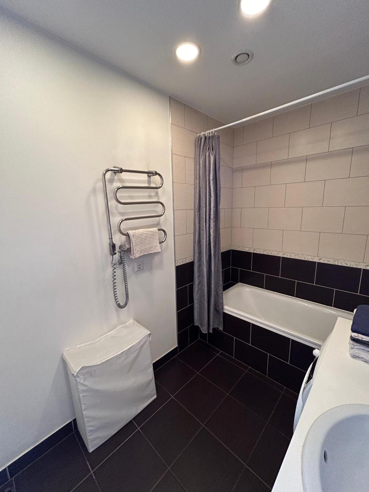 Your - Spacious In Center, With Balcony & Self Check-in *